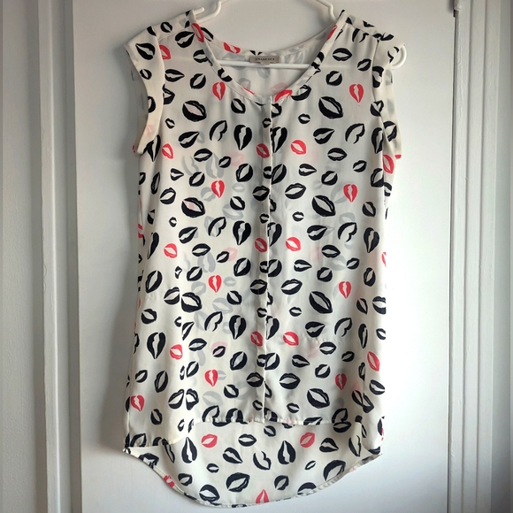 ๐ Kiss pattern light top - Picture 1 of 5